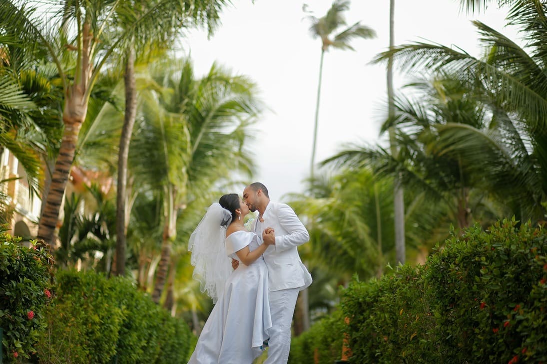 how to plan a destination wedding like this couple did